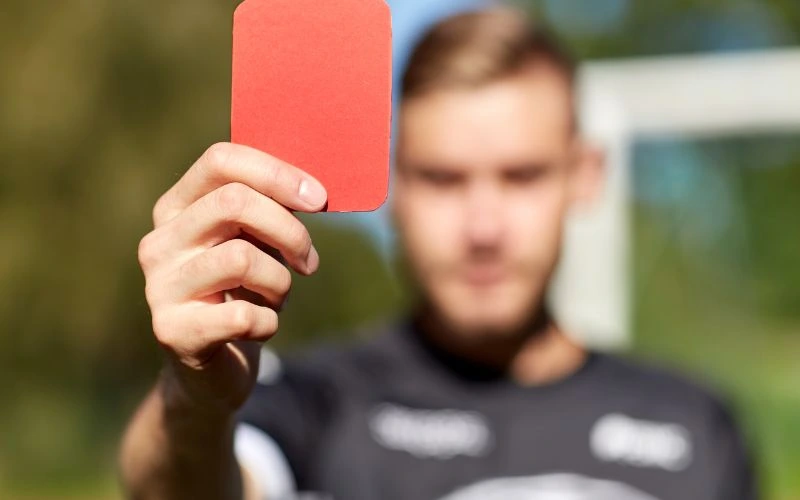 Những tình huống dẫn đến thẻ đỏ trong bóng đá